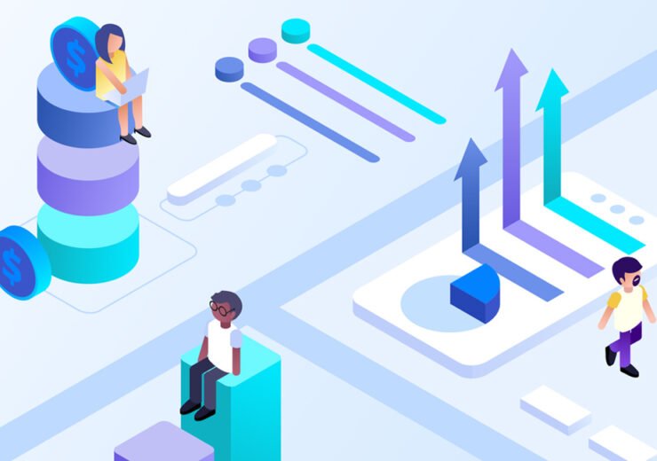 Ilustración isométrica de analítica y marketing digital, con personas interactuando con gráficos, barras de crecimiento, indicadores financieros y dispositivos que representan el análisis de datos, la optimización de resultados y el aumento del rendimiento empresarial.